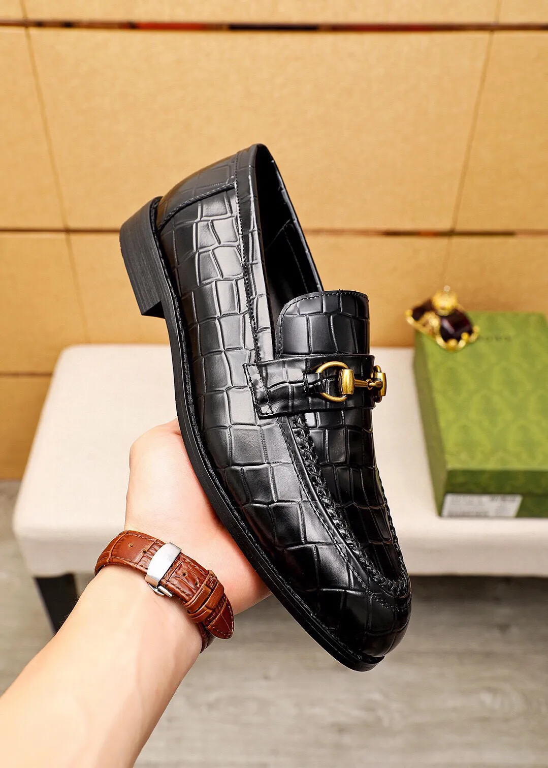 Men's shoes 💰460 💐 Product trademark: GUCCI "Gucci" casual leather shoes Regular size: 38-44 (45🉑️customized) Product materials: Selected imported first-layer calfskin embossed upper + luxury hardware buckle, imported water-dyed cow leather lining. Strong three-dimensional visual effect, combined outsole Color: 2⃣️colors available